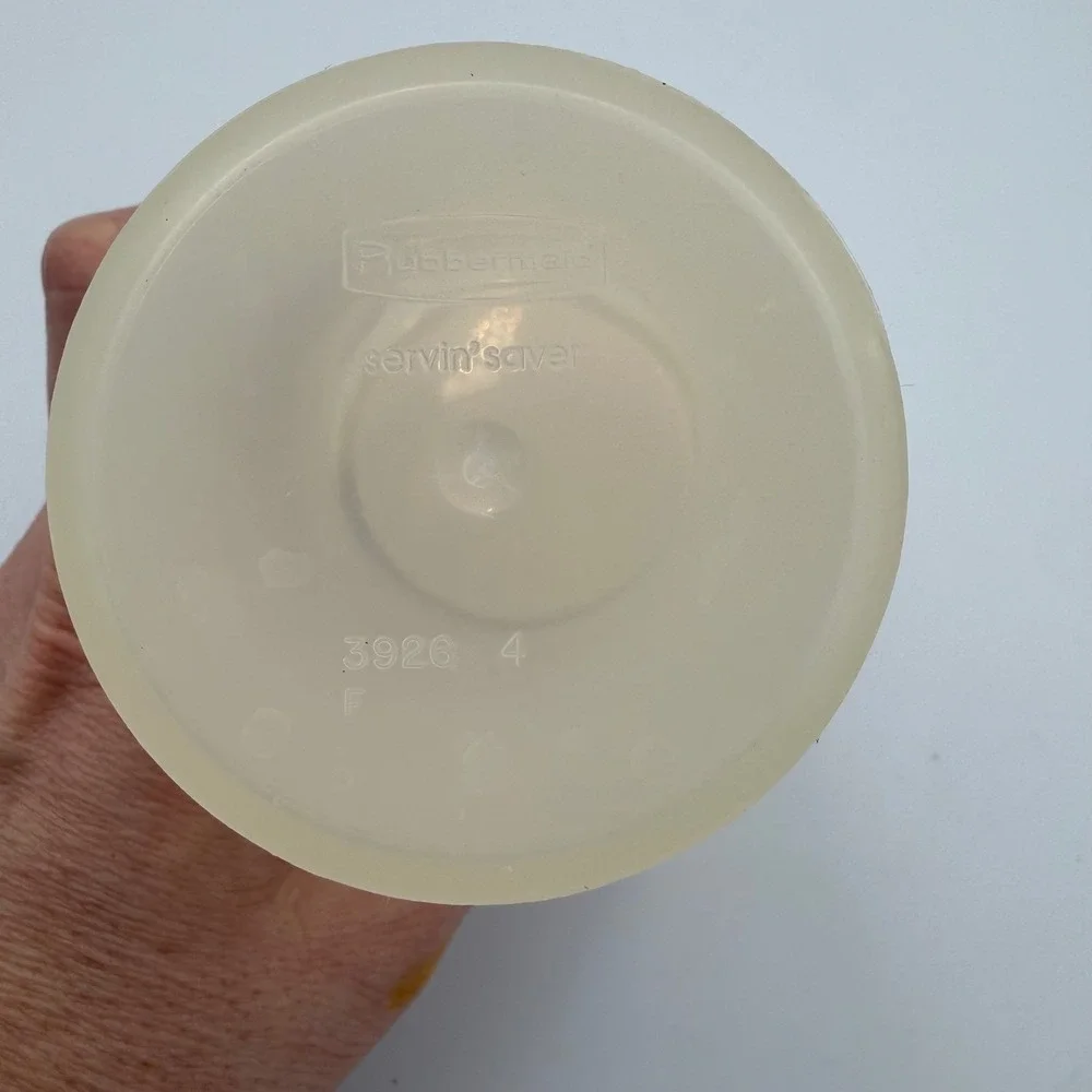 Vintage Rubbermaid Servin Saver Almond Cream Plastic Tumbler with Lid 3926 4